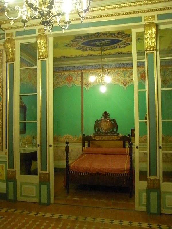 Museo de Arte.Casa Turull. Cama de la siesta de Isabel II.Foto R.Puig