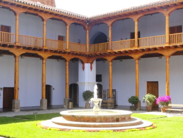 Guatemala. Patio restaurado del colegio de la Compañía en La Antigua. Foto R.Puig