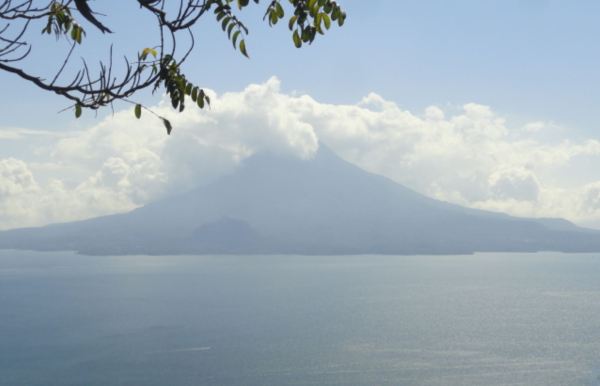 Llegando al lago: el Cerro de oro (1892 m) y el volcán Tolimán (3158 m). Foto R.Puig