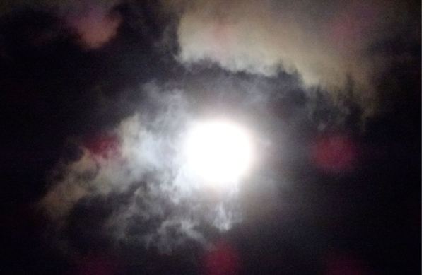 La luna lucha con las nubes 1. Foto R.Puig